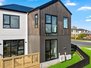 Luxury new 4BR with 10yr Master Build