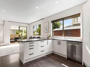 Dual-Living in Schnapper Rock