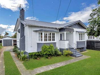 Timeless Bungalow - Full Site, Prime Location