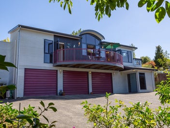 Views, Outdoor Living, 3 Car Garaging