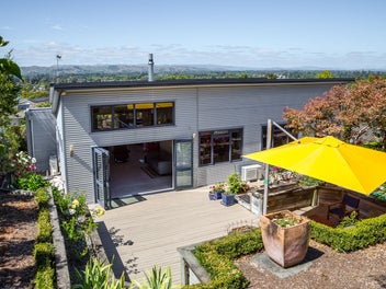 Views, Outdoor Living, 3 Car Garaging
