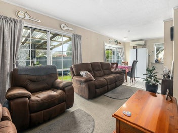 Very tidy home, Large Section and with Amazing Ten