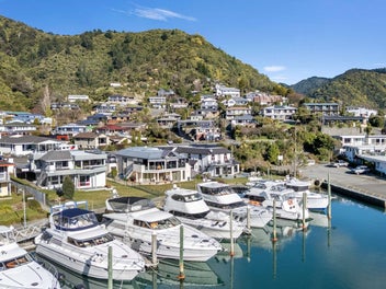 Marina-Side Living with Stunning Harbour Views