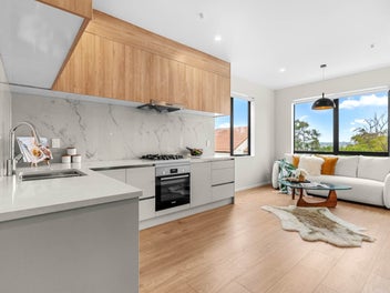 Contemporary Family Home in Double Westlake Zone