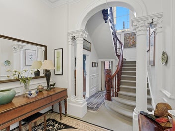 Exceptional parking and proximity to CBD - 850m2