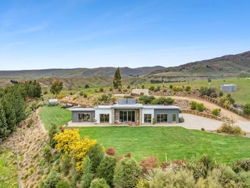 Lifestyle, views and versatility on 5.6 hectares