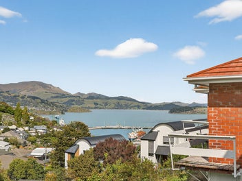 High on the Harbour - Views, Sun & Space to Grow