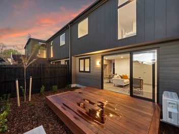 Premium Townhouse: Style, Comfort, Prime Location