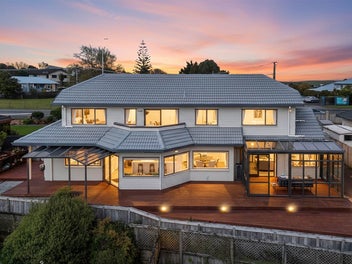 Refined Family Luxury, 2 Kitchens, Elevated Views