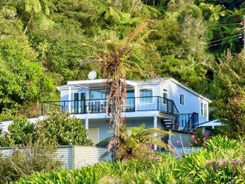 Lakeside Luxury at Pristine Lake Rotoma