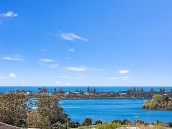 Panoramic Sea Views and Exceptional Parking