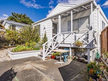 Home & Income or $840 p.w. - Investors