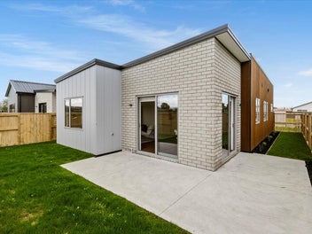 NEW BUILD Stylish & Contemporary in top location