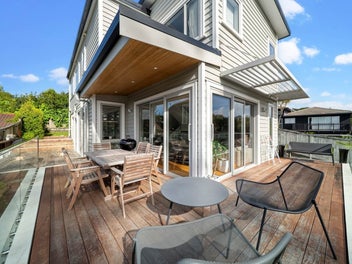 Refined Coastal Living – Contemporary Home wit...