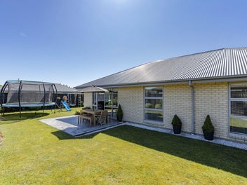 * UNDER OFFER * Easy Living with Effortless Style