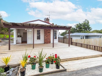 PRICE SLASHED - 812sq.m OF FREEHOLD LAND