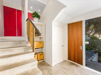 Modern, Sunny + Views!