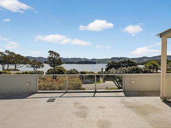 Flexible family living by the bay