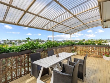 Sunny Family Living in the Heart of Stanmore Bay