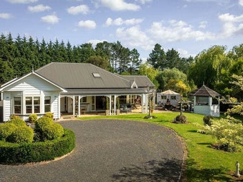THE GOOD LIFE AWAITS – WHERE TOWN MEETS COUNTRY