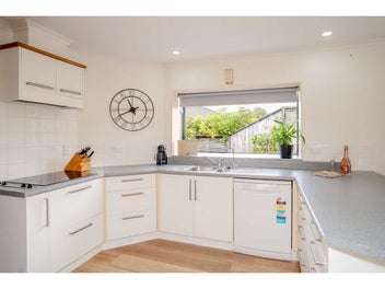 SPACIOUS TOWNHOUSE, IN PRIVATE LOCATION
