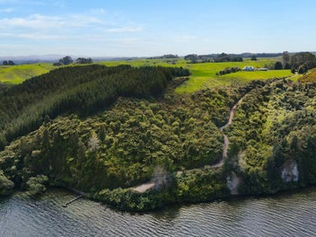 Internationally Appealing Retreat on Lake Rotoiti