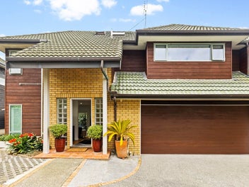 STROLL TO THE SEAFRONT