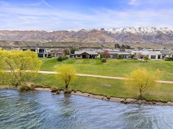 Lakefront Opportunity in Pisa Moorings
