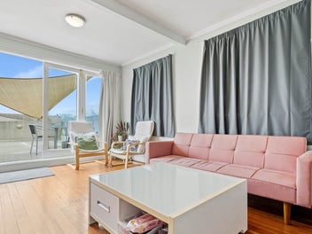 Glenross: A City Fringe, Art Deco Apartment