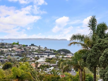 An Extraordinary Mairangi Bay Lifestyle