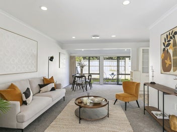 OVER 50S LIVING MADE EASY - STYLISH 2-BEDROOM GEM!