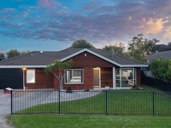 Beautifully Renovated Home with Versatile Sleepout