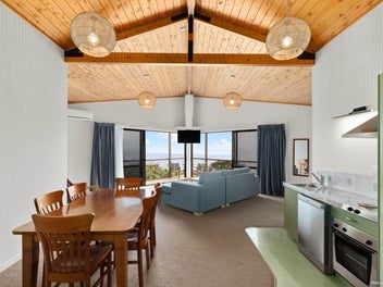 Clifftop Villa: Unrivalled Views & Income