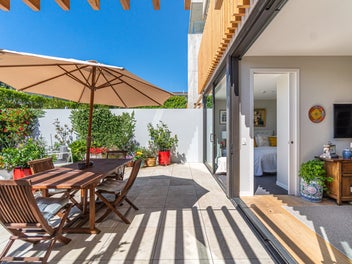 BEAUTIFUL NORTH FACING COURTYARD APARTMENT