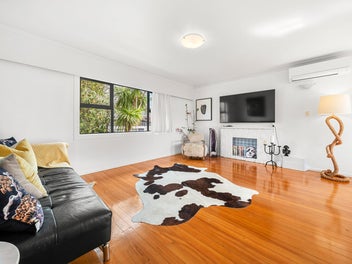 Elegant Family Home next to Reserve