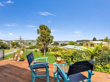 Welcome home with Kaipara Harbour Views!
