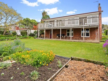 Solid 60s Classic – Freehold Hillcrest Opportunity