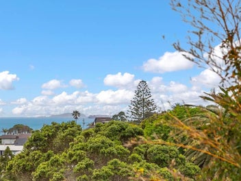 Renovated Beachside Home in Rangitoto Zone