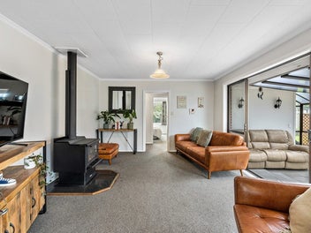 Generous Family Home & Sleepout