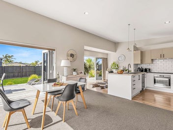 Relaxed Living,Walk To The Beach