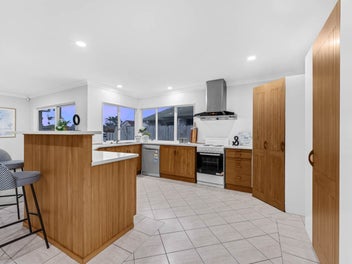 Price to sell - 5 bedroom Brick & Tile