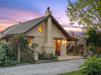 Timeless Cobb Cottage in the Heart of Springlands