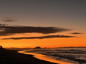 Cozy Coastal Haven: Solid Brick & Sun