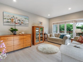 Modern Family Living in a Peaceful Cul-de-Sac!