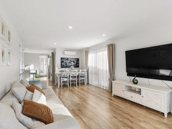 Must Sell, Owners moving to Aussie