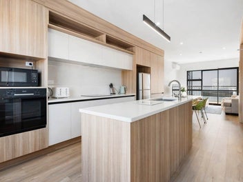 Sun-Filled Spacious Home-Heart of Belmont