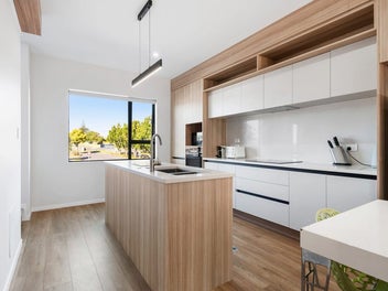 Sun-Filled Spacious Home-Heart of Belmont