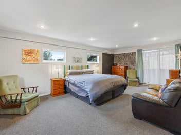 MOTIVATED VENDORS! PRIME LOCATION