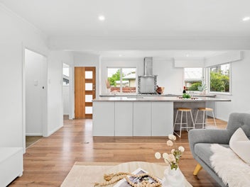 Chartwell Charm in Prime Location