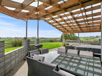 Modern Home, Sheds and Lifestyle